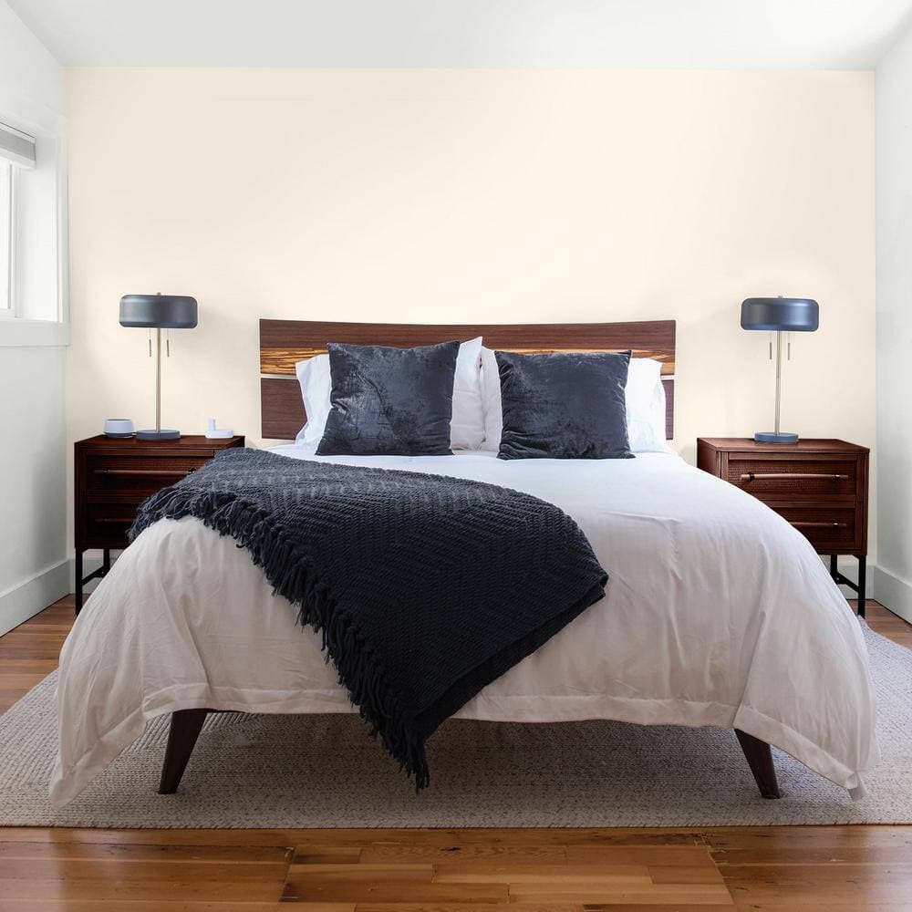 Glidden Essentials 1 gal. PPG1087-2 Pearl Flat Interior Paint (4)