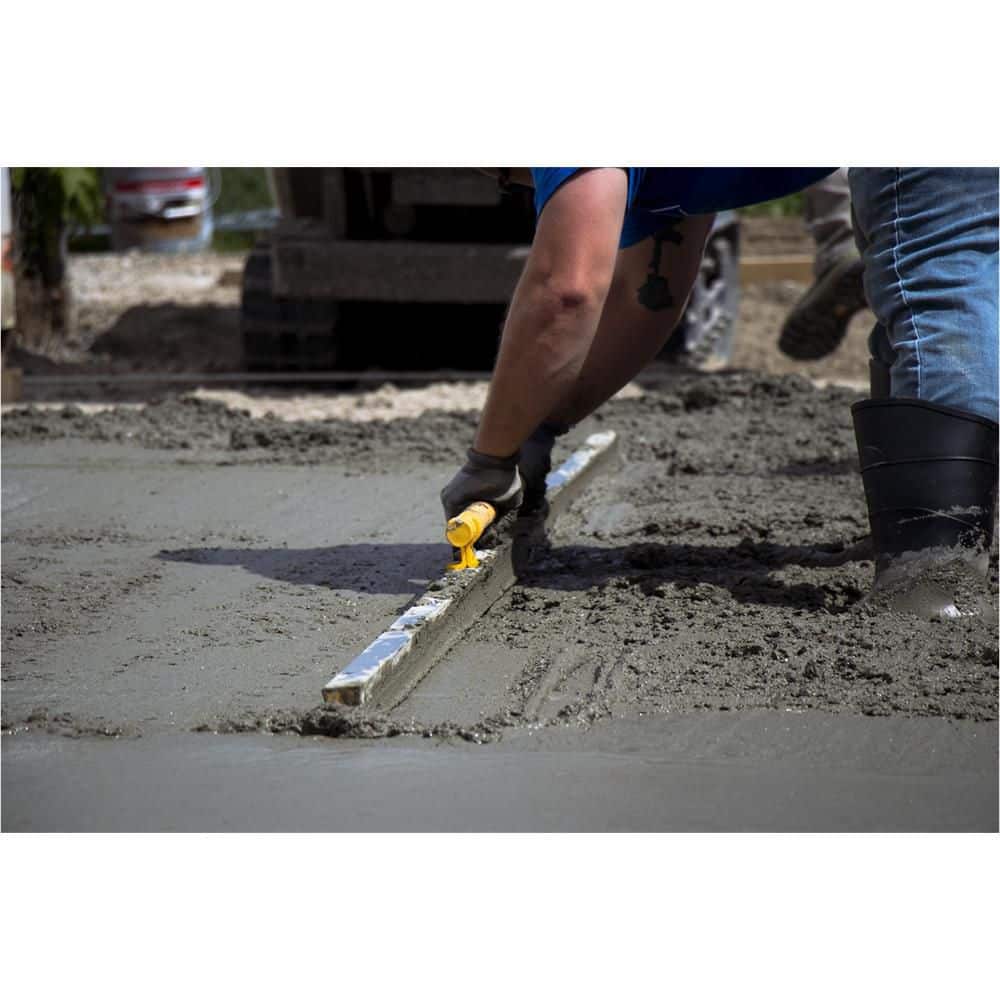 MARSHALLTOWN 6 ft. EZYSCREED WITH LEVEL (2)