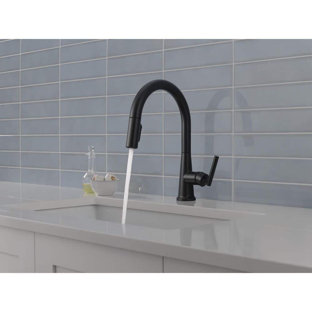 Delta Foundations Design Series Modern Matte Black 14.94 in. H Pull Down Sprayer Kitchen Faucet with 360° Swivel Spout (3)