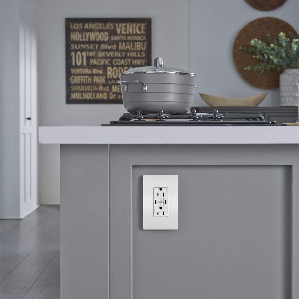 Legrand radiant 15 Amp 125-Volt Tamper Resistant GFCI Residential/Commercial Decorator Duplex Outlet with C/C USB, White (2)