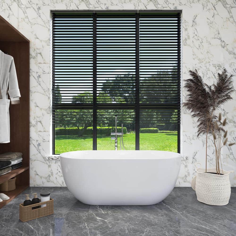 Unbranded 67 in. x 31 in. Soaking Bathtub with Center Drain in Glossy White