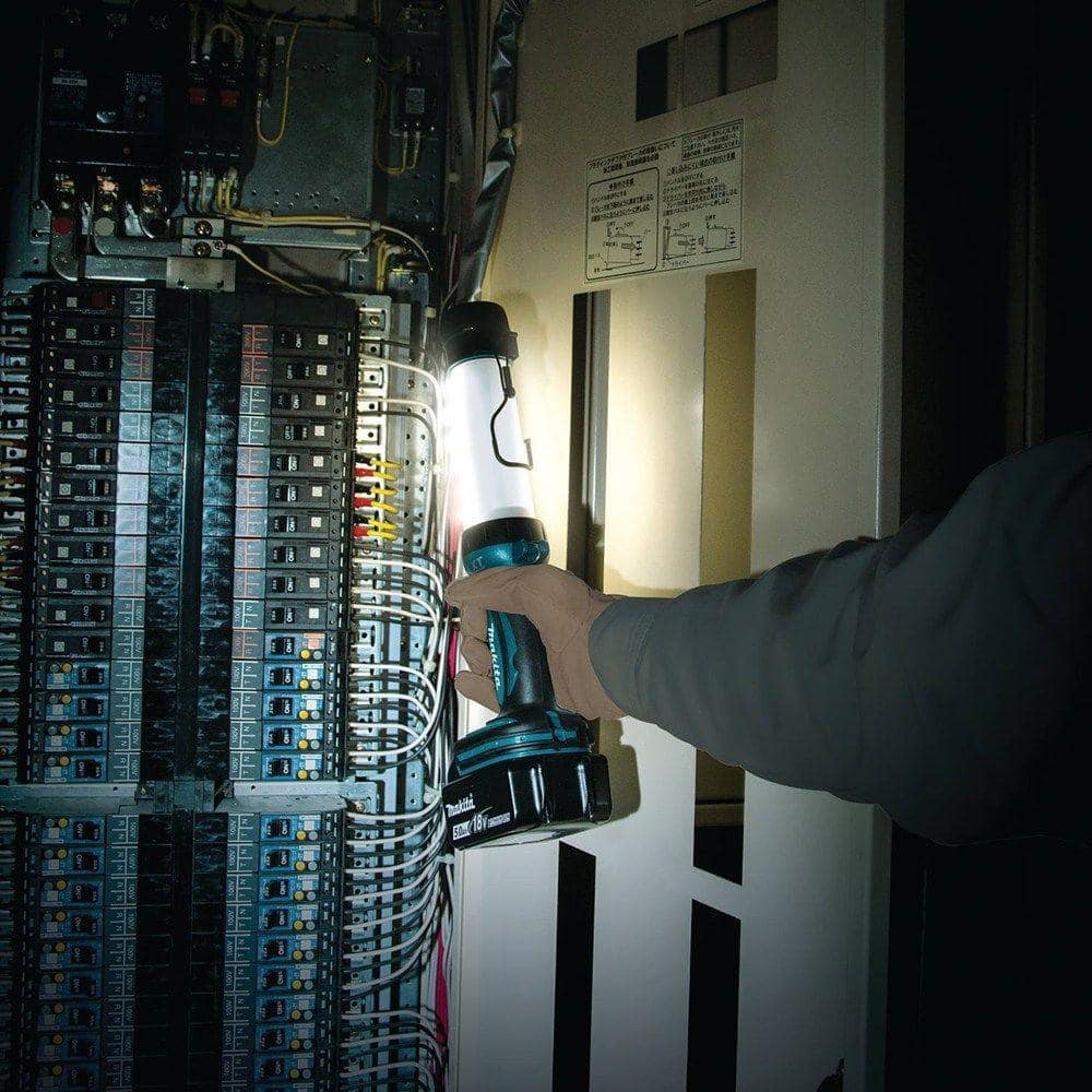 Makita 18V LXT Lithium-Ion Cordless LED Lantern/Flashlight (2)